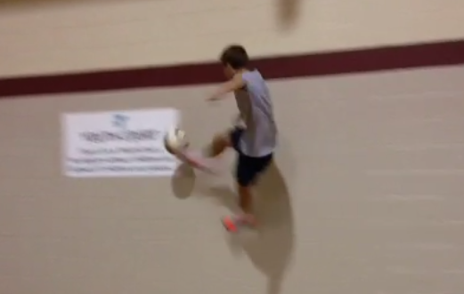 Zach Hamilton gör allt från att klacka till att klättra på väggen.